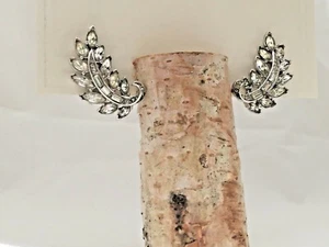 Vintage CROWN TRIFARI Signed Clear Rhinestone Silver Tone Earrings Clip-on - Picture 1 of 8