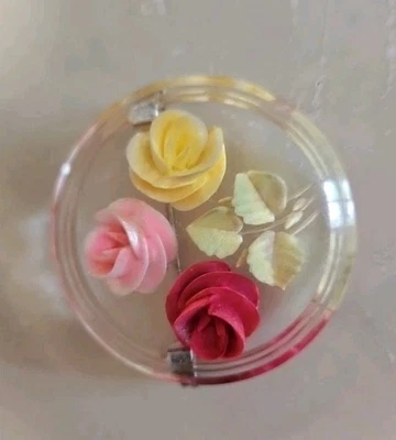 Vintage round reverse carved lucite brooch with pink/red/yellow sweetheart - Image 1 of 4