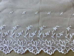 9 1/2 YDS VINTAGE SCALLOPED WHITE FLORAL COTTON EMBROIDERED ON POLY NET - Picture 1 of 4
