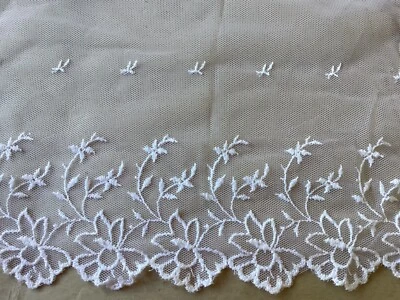 9 1/2 YDS VINTAGE SCALLOPED WHITE FLORAL COTTON EMBROIDERED ON POLY NET - Image 1 of 4