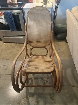 Mecedora antigua vintage Thonet de madera curvada enlatada  Foto 1 de 4