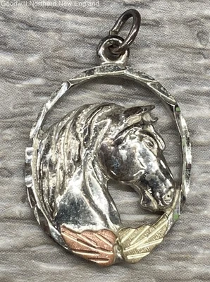 Colgante de caballo con acento de oro de 2 tonos de 11 quilates de plata de ley y 12 quilates marcado 1,81 g Foto 1 de 4