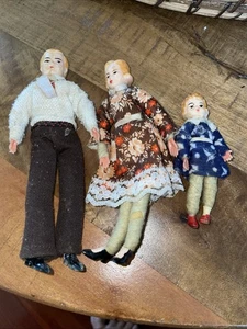 Casa delle bambole in miniatura Concord vintage anni 70 indossata dalla famiglia - Foto 1 di 2