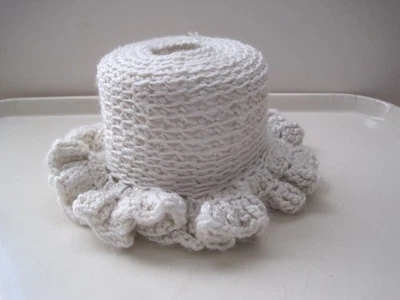 Cubierta de papel higiénico de ganchillo vintage blanco roto marfil estilo sombrero ver detalles Foto 1 de 4