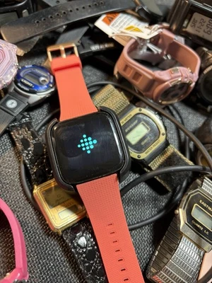 Lote de (33) relojes digitales y fitness Dunlop, Eastman, Ironman, Fitbit sin probar Foto 1 de 4