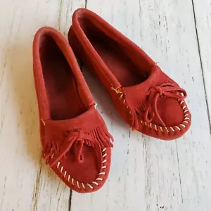 Mocasín Minnetonka Mocasín Wm Talla 6.5 Zapatos Rojo Gamuza Flecos Conducción Planos Sin cordones - Imagen 1 de 8