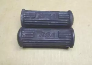 PAIR NEW BRITISH BSA LOGO RIDER FOOTREST RUBBERS B25 A10 A65 GOLD STAR - Bild 1 von 1