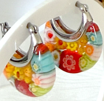 Pendientes colgantes de aros Huggie de vidrio Millefiori rojo multicolor acero inoxidable Foto 1 de 4