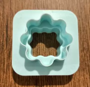 Tupperware Plätzchenform Blume doppelseitig Ausstecher Haushaltshelfer hellblau - Bild 1 von 2