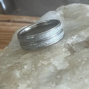 Anillo con banda de tungsteno plateado unisex acabado mate cepillado -8 mm de ancho -Nuevo -Talla 10 - Imagen 1 de 10