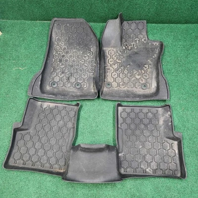 Jeep Renegade 2015-2018 juego de alfombrillas de goma negras delanteras y traseras OEM MOPAR Foto 1 de 4