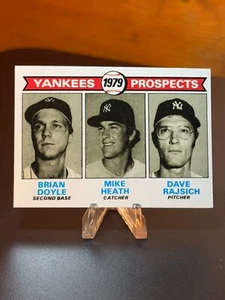 1979 Topps Prospects #710 Mike Heath, Brian Doyle, Dave Rajsich (RC) - Yankees - Picture 1 of 2