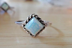Anillo de diseño de cuerda solitario de ópalo blanco cuadrado de plata de ley de lujo talla 6,75 - Imagen 1 de 6