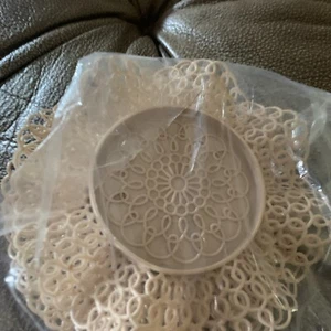 VTG Lot of 4 PLASTIC DOILIES 4 Inches Crocheted - Picture 1 of 3