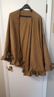 DENNIS BASSO CAPA MARRÓN LANA Y CACHEMIR CON DETALLE ROSETA PIEL SINTÉTICA PLUS Foto 1 de 4