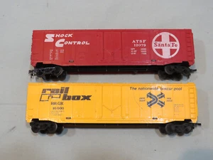 Tyco HO Gauge Railbox 10000 Box Car & Santa Fe Shock Control 12079 Box Car - Picture 1 of 1