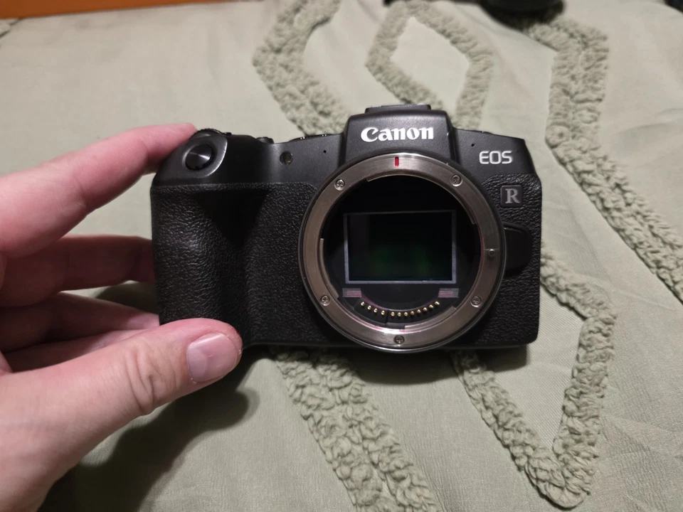 Solo cuerpo de cámara Canon RP, con tapa y 2 pilas y empuñadura, como nuevo Foto 1 de 4