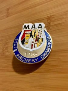 Maryland MD 1988 arco flecha campeón estatal prendedor insignia aljaba obsoleta MAA - Imagen 1 de 5