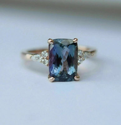 Anillo de compromiso solitario de alejandrita esmeralda de 2 quilates para mujer enchapado en oro rosa de 14 quilates Foto 1 de 4