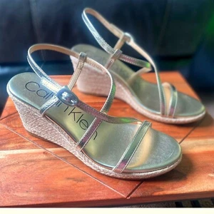 Calvin Klein Espadrille Keilabsatz Sandalen Gold Metallic Riemchen Absätze Größe 7,5 Neu ohne Etikett - Bild 1 von 9