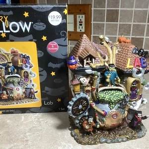 Spooky Hollow LAB - beleuchtetes Halloween-Dorf - mit Lichtkabel - 7 Zoll - Bild 1 von 6