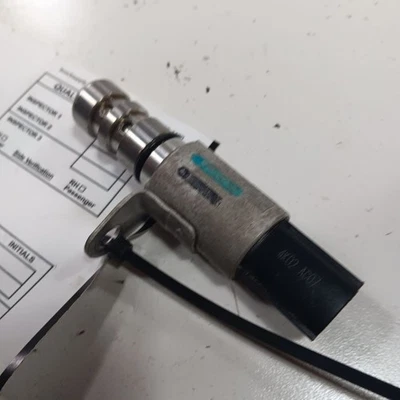Válvula de control de aceite de engranaje de distribución variable Nissan Altima culata solenoide 2023 Foto 1 de 4