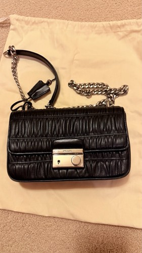 Pochette da sera Prada in pelle di agnello nera con chiave Ottime condizioni