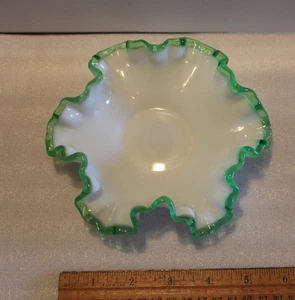 unmarked FENTON? Emerald Green Crest RUFFLED DISH - Picture 1 of 3