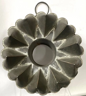 "Antiguo MOLDE REDONDO DE ALIMENTOS DE HOJALATA CRUDA de 6"" con PUNTOS EN FORMA DE CORAZÓN, c. 1850" Foto 1 de 4