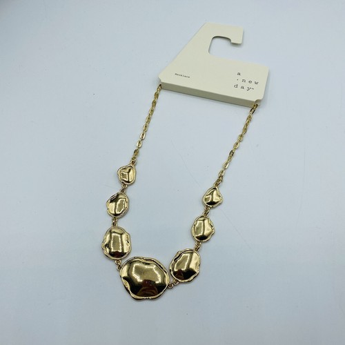 VETEMENTS Collana con dichiarazione in metallo martellato Un nuovo giorno tono oro