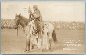 INDIANER BEOBACHTEN DIE ROUND-UP PENDLETON ERZ 1923 VINTAGE ECHTFOTO POSTKARTE RPPC - Bild 1 von 2