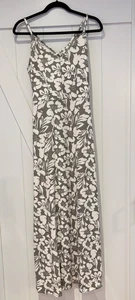 Stitch Fix Medium nuovo, senza etichette, prendisole floreale grigio e bianco, spalline, così carino! - Foto 1 di 2