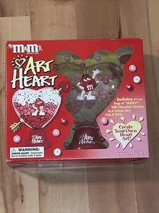 Dispensador de dulces de San Valentín de corazón artístico coleccionable de M&M's - Imagen 1 de 2