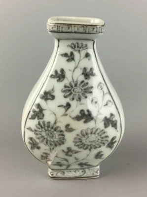 15C Early Ming, 明早期青花纏枝紋罐 Um pote azul e branco com tampa - Imagem 1 de 4