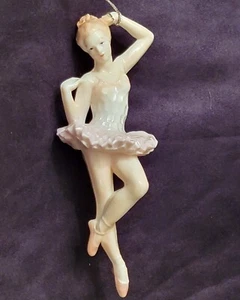 Ballerina vintage ben modellata decorata a mano delicata 5,5" rosa plastica ornamento - Foto 1 di 4
