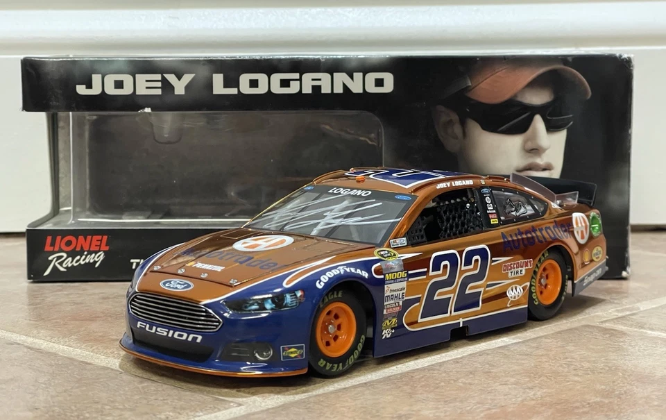 Joey Logano Autotrader Fusion 2015 color cromo firmado automático acción NASCAR 1/24 Foto 1 de 4