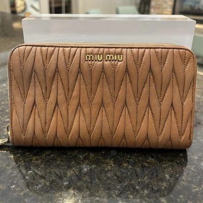 Carteira Miu Miu Matelassé de couro com zíper ao redor em caramelo - Imagem 1 de 4