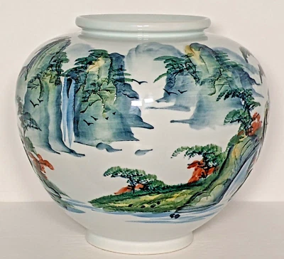 Porcelana Baekja Coreana Hecha a Mano con Pintura de Paisaje y Tallas 9.5" Alto Foto 1 de 4