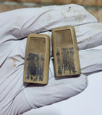 79-83 TOYOTA PICKUP HILUX JUEGO DE LENGÜETAS DE BLOQUEO IZQUIERDA DERECHA MARRÓN TOSTADO FABRICANTE DE EQUIPOS ORIGINALES USADO Foto 1 de 4