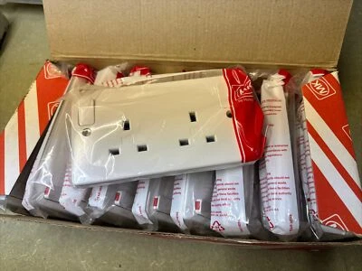 X10 MK LOGIC K2746 WHI Socket, 2 Gang Switched DP Dual Earth, White Plastic - Image 1 of 2