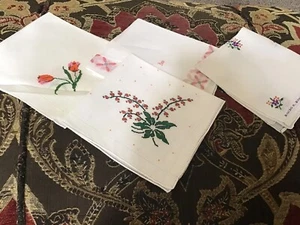Lot Of 4 ROCIO R ROCCO Embroidered Hankies VGC - Picture 1 of 5