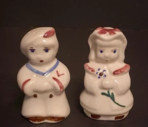 Vintage SHAWNEE Art Pottery SALT & PEPPER Shakers DUTCH BOY & GIRL w/ LABEL - Picture 1 of 2