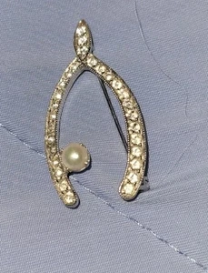 Vintage Wishbone Brosche klare Strass/ Kunstperlen Glück silberfarben  - Bild 1 von 3