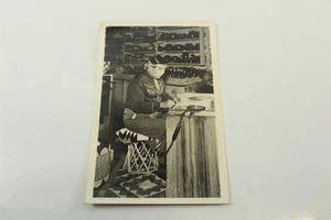 Cartolina fotografica d'epoca negozio nativi americani tenere lucido bianco e nero - Foto 1 di 8