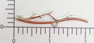 33194 4 Stck. Matt Silber Oxidiert Baumstamm mit Zweig Messing Schmuck Fundstücke ABVERKAUF - Bild 1 von 1