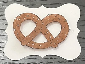 Broche Pinback Pretzel Salado Hecho a Mano Dibujado a Mano Encogido Dink - Imagen 1 de 1