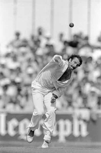 Australian Cricket Legend Dennis Lillee, No 32 OLD LARGE PHOTO - Picture 1 of 1