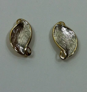 Gold Tone Clip on Leave shape Earrings Nice Gift - Imagen 1 de 4