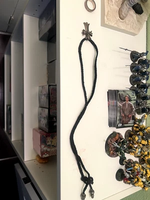 Collar Cruz Corazones Cromados con Banda de Cuero Comprado en West Hollywood Foto 1 de 3