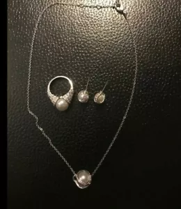 Swarovski Swan signed pearl necklace, earrings and ring set - Picture 1 of 3